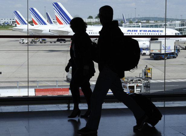 Pasażerowie na lotnisku Paryż-Roissy-Charles de Gaulle