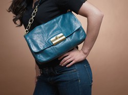 Co znajdziesz w damskiej torebce? Kolonie bakterii!