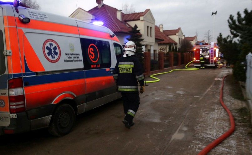 Strażacy na miejscu wybuchu i pożaru budynku w Łomiankach