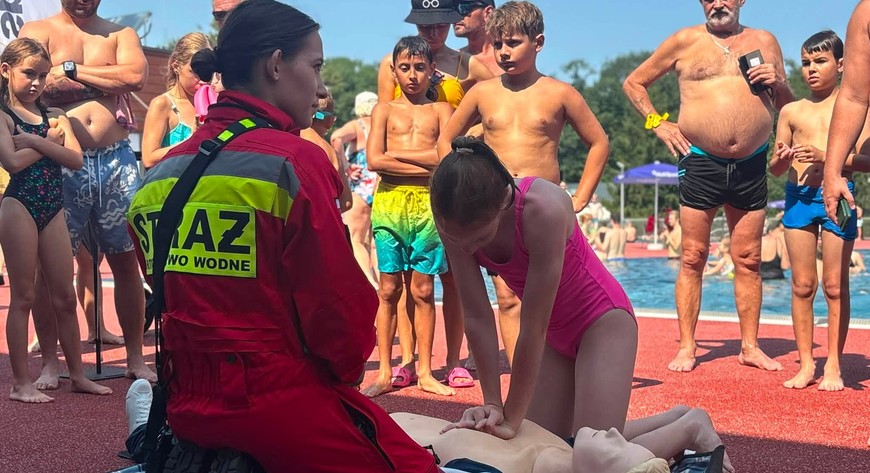 Uczestnicy mogli zobaczyć pokaz akcji ratowniczej w wodzie, poznać bojki i sprzęt wykorzystywany przez ratowników, przećwiczyć resuscytację na fantomie oraz nauczyć się korzystania z treningowego defibrylatora AED. 