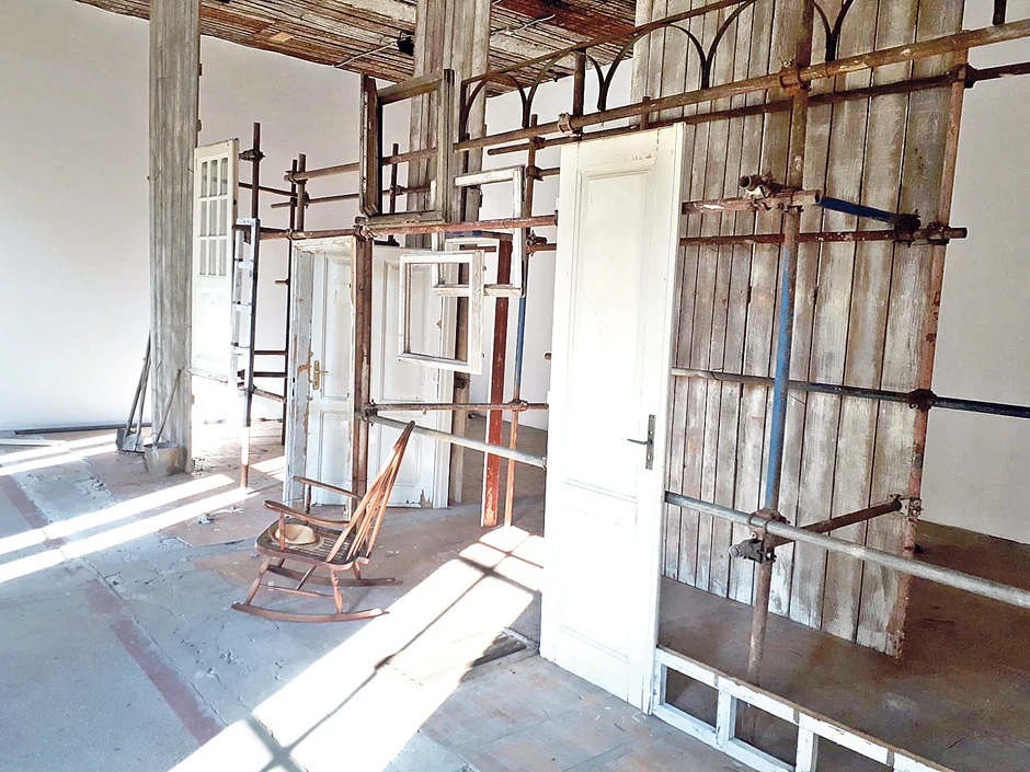 Autorku zanima opšta metafizika Čehovljevog prostora koji odiše prepoznatljivim scenama