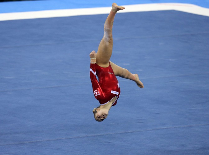 Piękne dziewczyny i ich niesamowite ewolucje