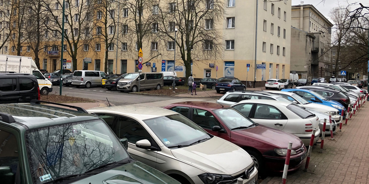 Rozszerzają strefę parkingową na Ochocie kosztem miejsc dla mieszkańców.