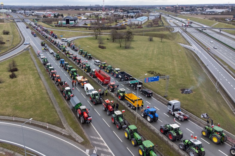 Protest rolników w Poznaniu. 20.02.2024. Na zdjęciu z drona rolnicy blokują węzeł autostrady A2 Poznań-Komorniki. Fot. Jakub Kaczmarczyk