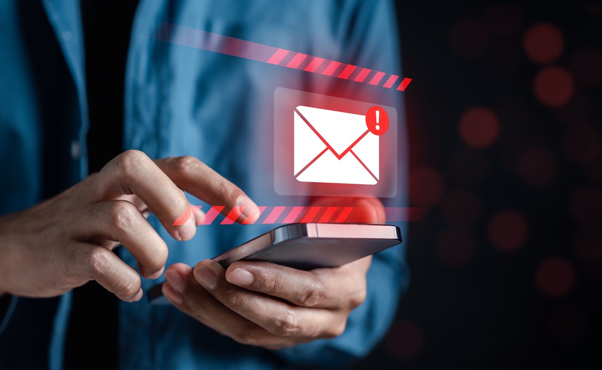 Symboliczne przedstawienie różnych form komunikacji – e-mail, poczta elektroniczna, list tradycyjny i telefon.