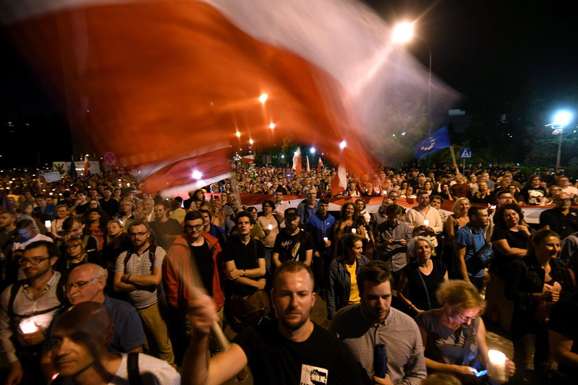 TIR wjechał między protestujących przed Sejmem!