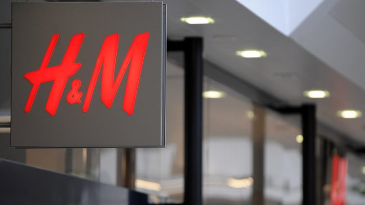 Klienci, którzy zamówili w H&amp;M prezenty na mikołajki mają problem. Chociaż zakupy zrobili ponad tydzień temu, do tej pory nie ma przesyłek. Teoretycznie powinny dotrzeć one w ciągu czterech dni roboczych. Tymczasem po tygodniu nadal nie ma ani zamówionych zakupów, ani żadnej informacji o opóźnieniu.