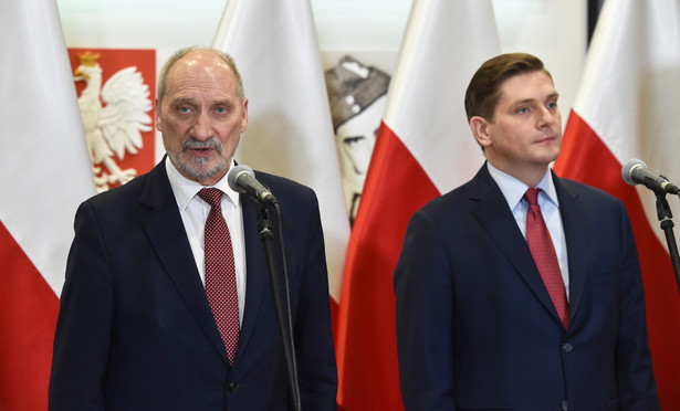 Minister obrony narodowej RP Antoni Macierewicz i wiceminister Bartosz Kownacki podczas konferencji nt. Modernizacji i Rozwoju Sił Zbrojnych RP