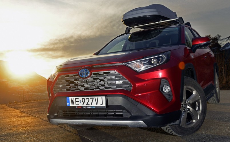 Toyota RAV4 Hybrid - na bazie tego auta Suzuki zaoferuje własnego SUV-a z napędem hybrydowym