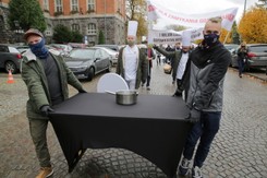 Protest branży gastronomicznej. 'Czarna polewka dla rządu' [WIDEO]