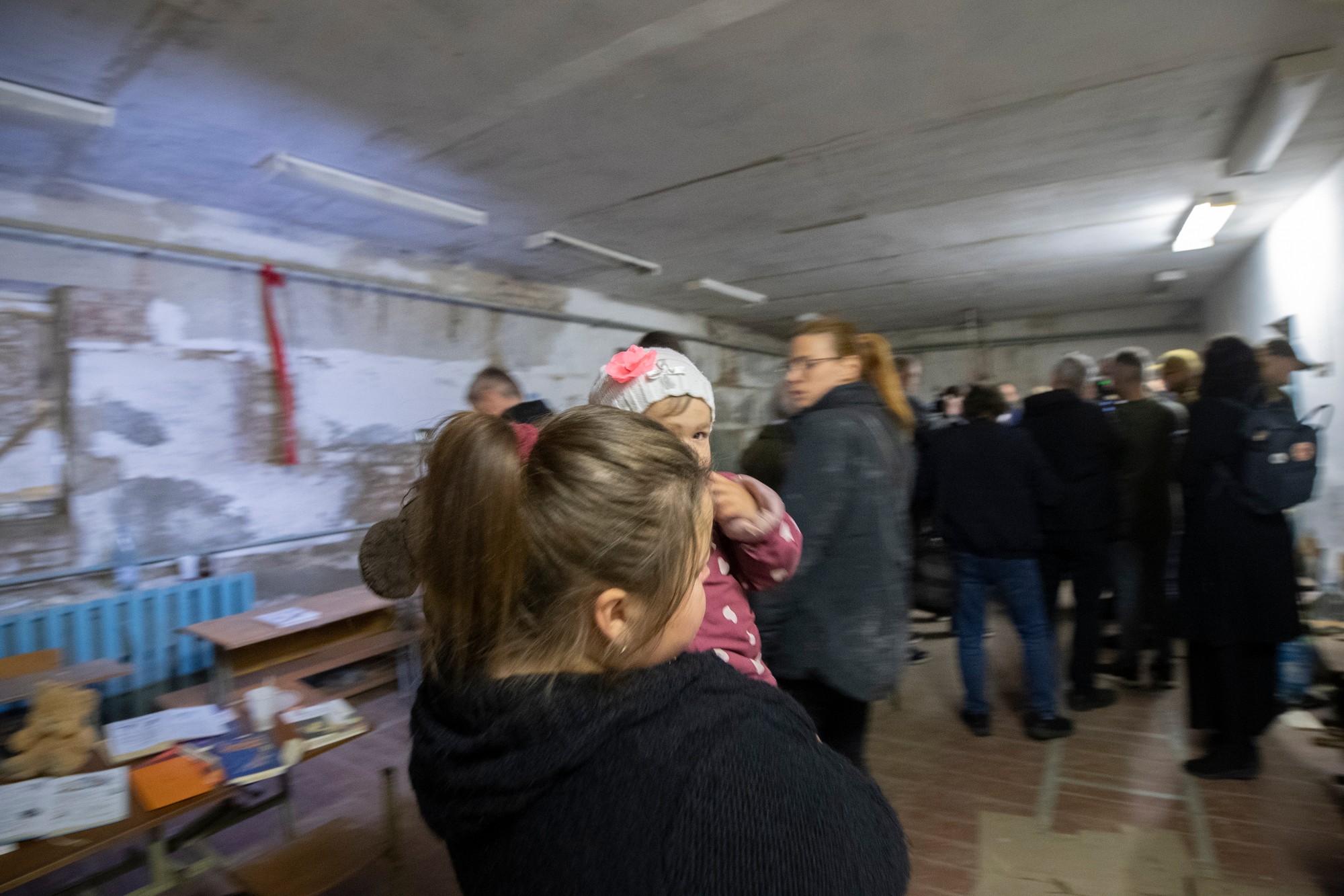 Zuzana Čaputová navštívila ukrajinskú obec Jahidne, kde si pozrela zničenú školu a kde boli väznení obyvatelia.