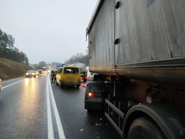 Wypadek na DK 16 pod Olsztynem. W zderzeniu trzech pojazdów brało udział 15 osób [ZDJĘCIA]