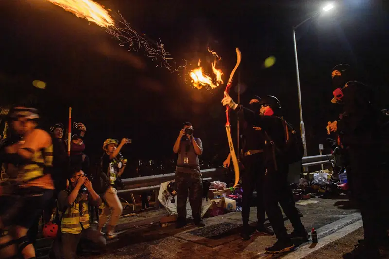 Studenci strzelali z płonących strzał w kierunku policji 