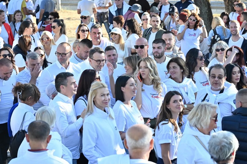 Predstavnici Srpske liste na skupu SNS u Areni