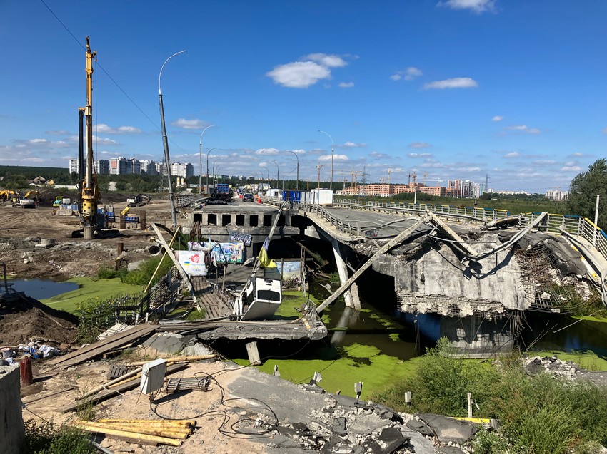 Pogled na uništeni most u Irpinju