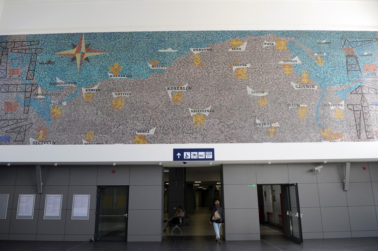 No starym dworcu udało się zachować mozaikę i element stropu, który będzie odrestaurowany.<br><br>fot. (ukit) PAP/Marcin Bielecki