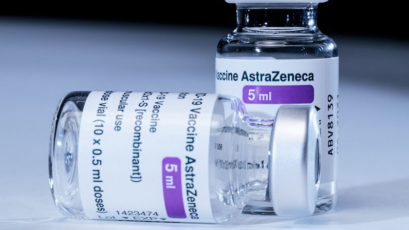 Fiolki szczepionki AstraZeneca COVID-19.
