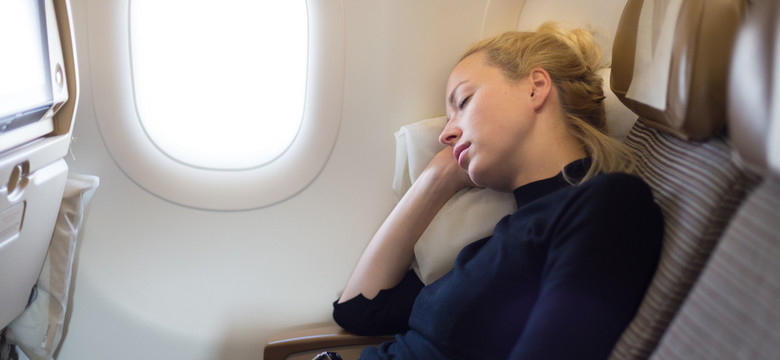Śpisz podczas lotu w samolocie? To niebezpieczne dla twojego zdrowia