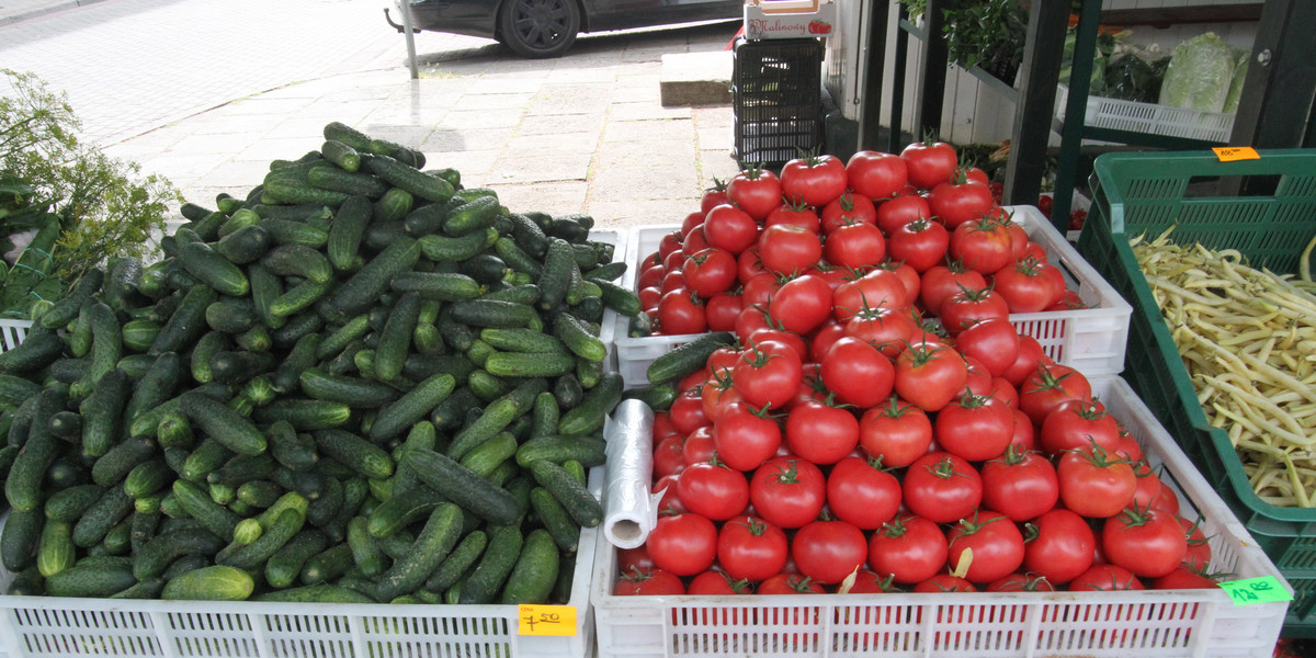 Pogoda wpływa na cenę pomidorów i ogórków na polskich bazarach.