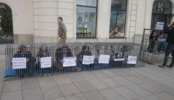 Błyskawiczna odpowiedź sztabu prezydenta. Młodzieżówka PO w klatkach