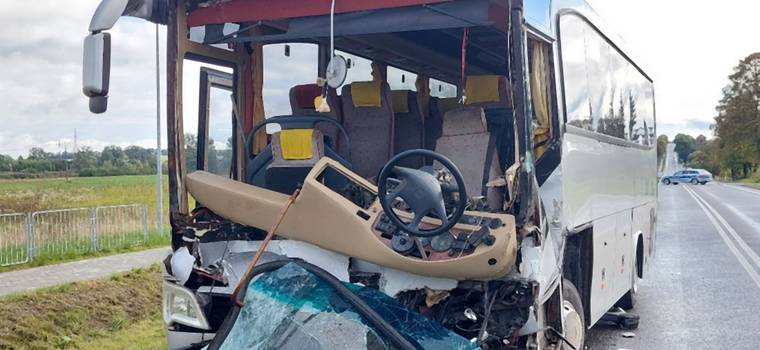 Kierowca autokaru z wycieczką szkolną najechał na ciężarówkę. 22 osoby trafiły do szpitala [WIDEO]
