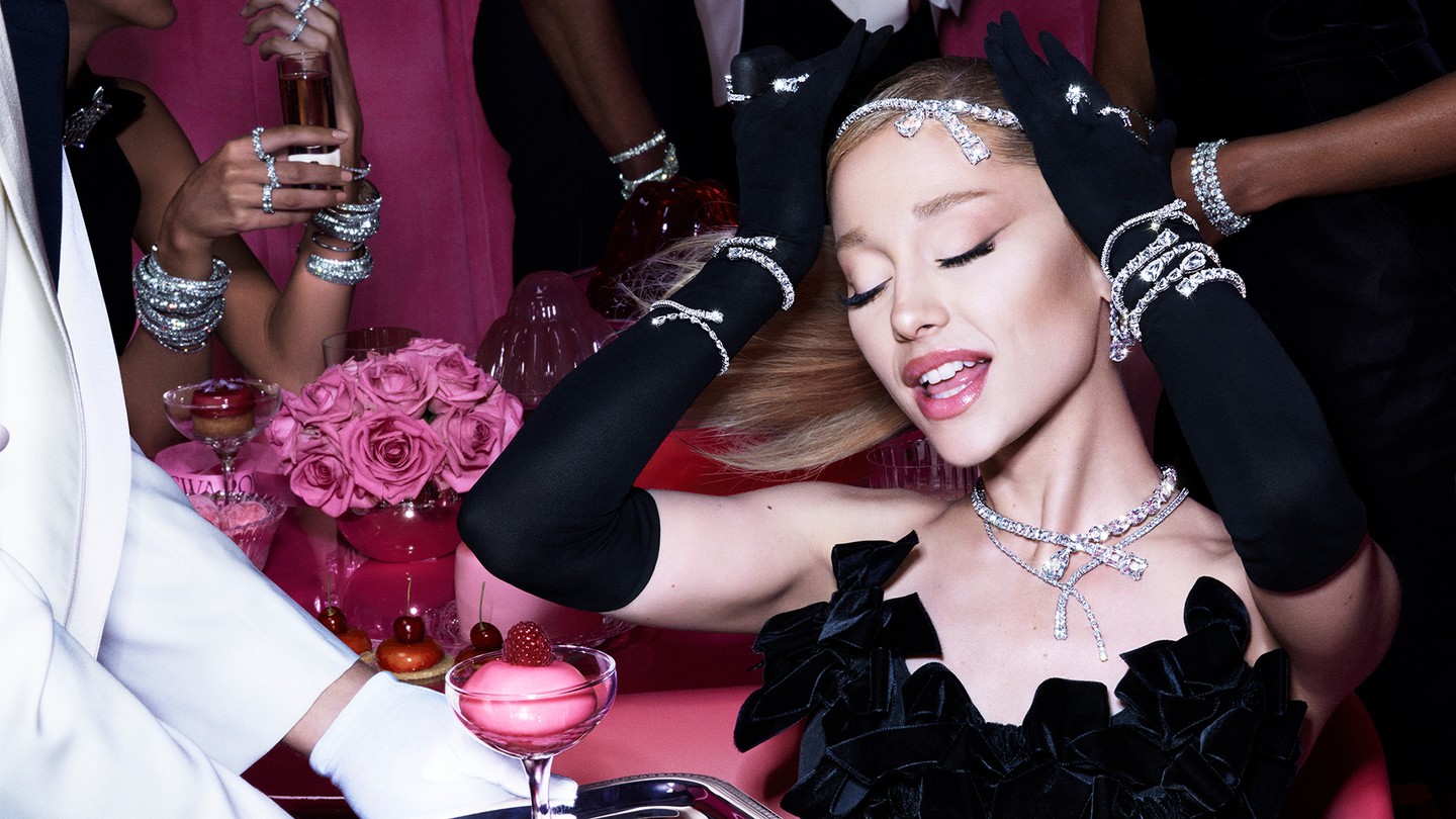 Ariana Grande a Swarovski 2024-es ünnepi kampányában