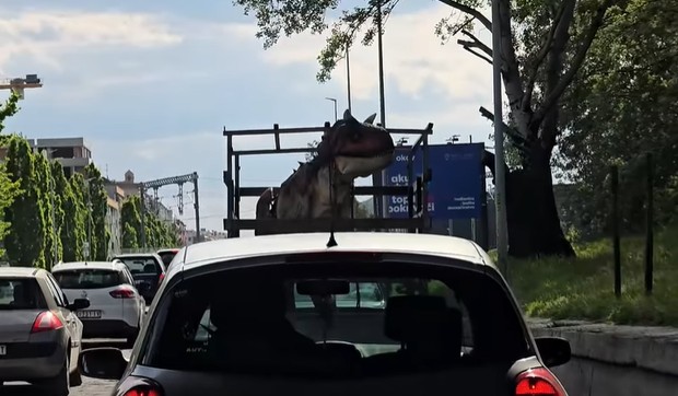 Dinosaurs u Novom Sadu na prikolici