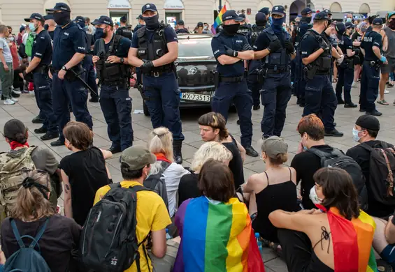 "Policja jak organizacja opresyjna". 15 tys. zł za zatrzymanie podczas Tęczowej Nocy