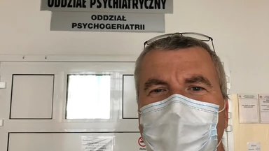 Psychiatra: mężczyzna przychodzi na dyżur w kapturze, pod osłoną nocy