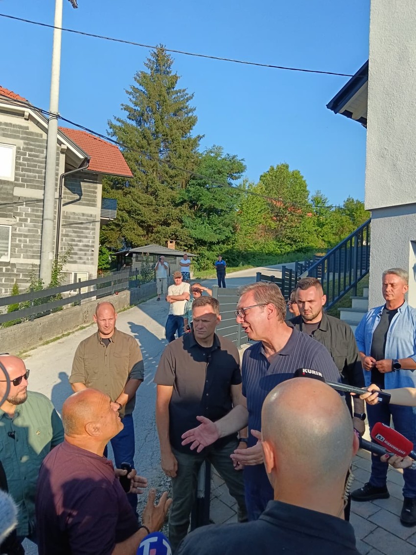 Aleksandar Vučić dočekuje građane ispred porodične kuće