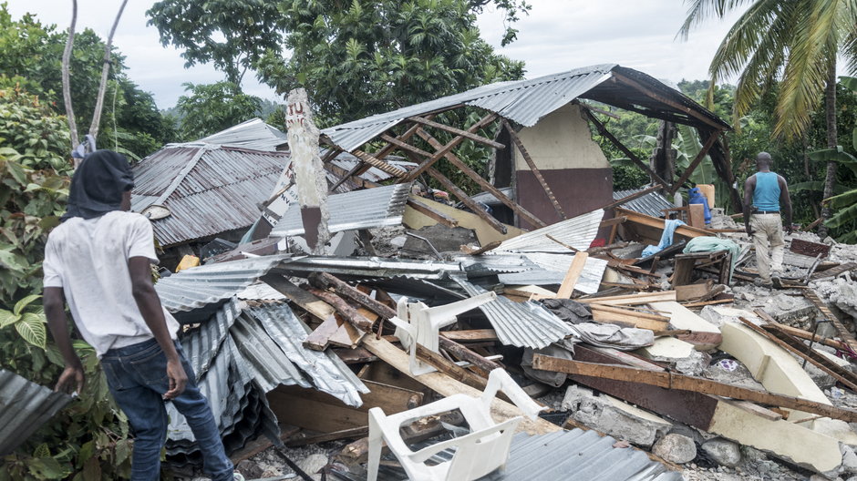 Zniszczony dom po trzęsieniu ziemi w pobliżu Camp-Perrin na Haiti