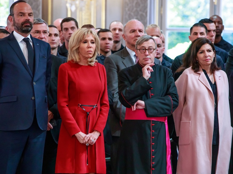 W Pałacu Elizejskim prezydent Macron spotkał się dziś ze strażakami i przedstawicielami innych służb biorących udział w gaszeniu pożaru katedry Notre Dame. Przemówienia, które wygłosił, wysłuchała także jego żona...