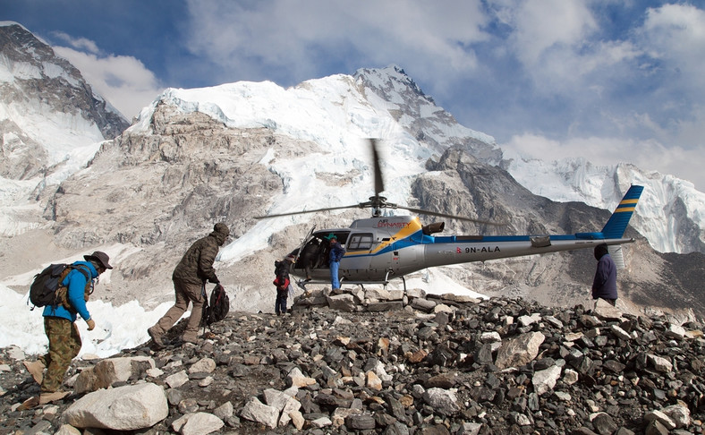 Helikopter w bazie pod Everestem