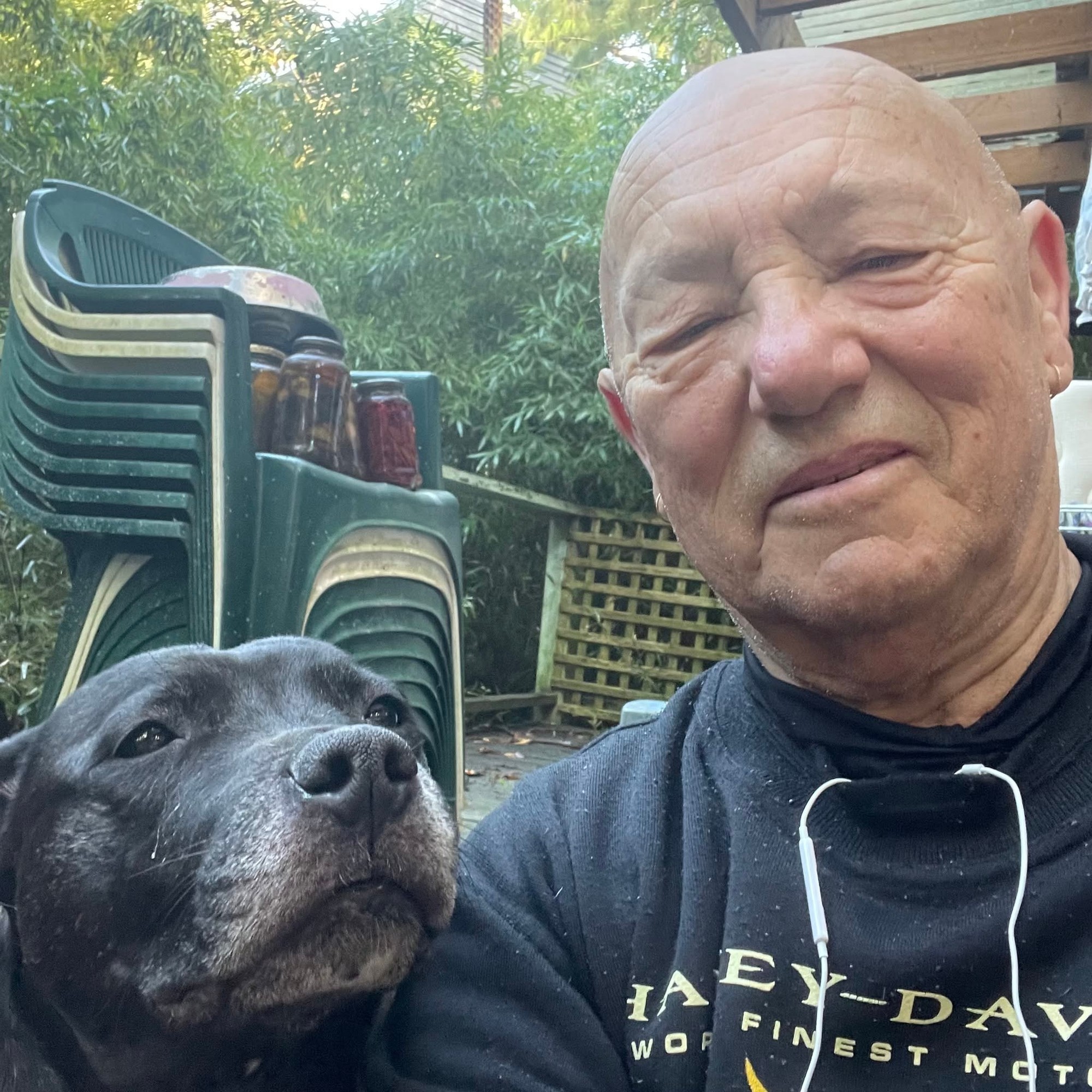 Austrálsky rockový spevák Angry Anderson. 