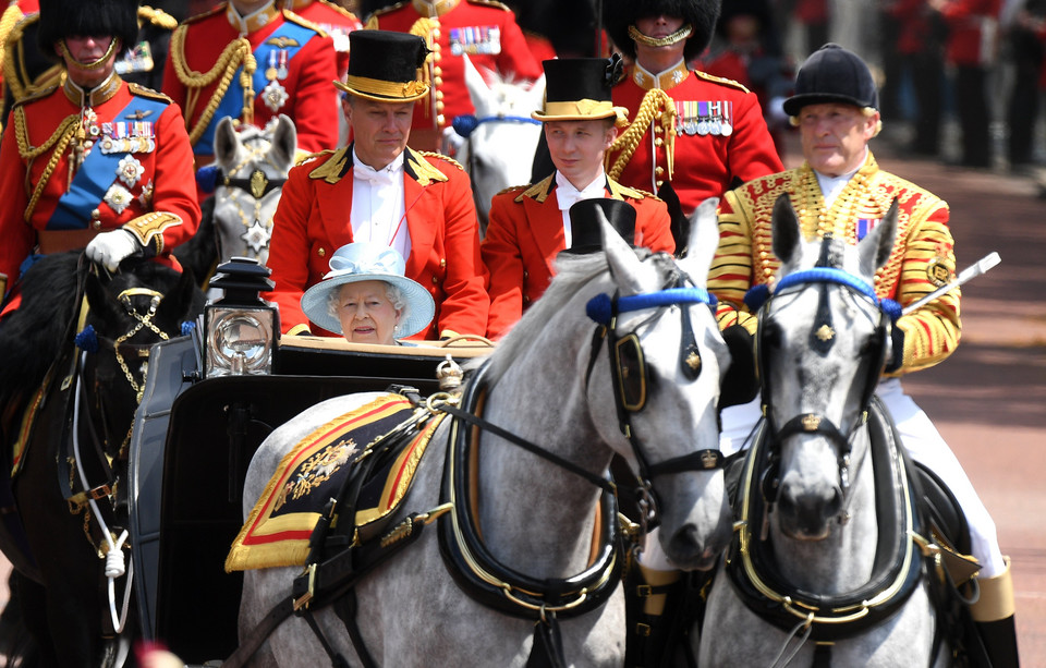 Brytyjska rodzina królewska podczas Trooping The Colour w Londynie