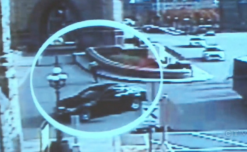 Podczas wymiany ognia z policją napastnik został zabity. Okazało się, że był nim 32-letni Michael Zehaf-Bibeau, który niedawno przeszedł na islam. Ma on na swoim koncie kryminalną przeszłość. Przez wiele godzin centrum Ottawy było całkowicie zablokowane przez policję...