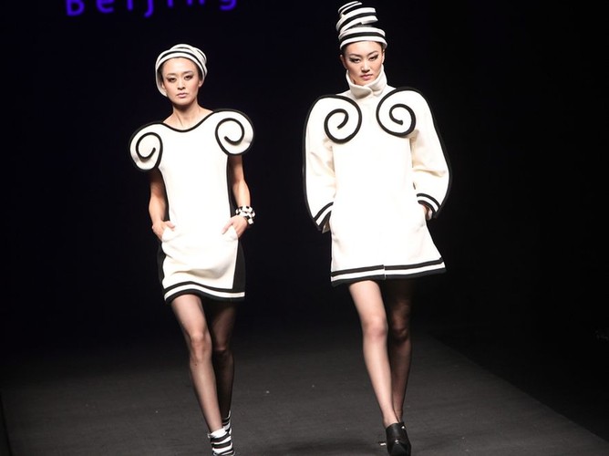 Propozycje projektantów z Chin na Chińskim Tygodniu Mody