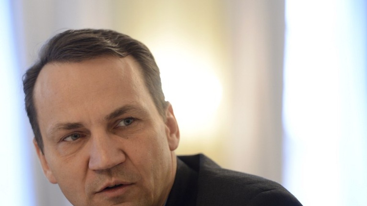 - Sprawa jest bardzo poważna i niebezpieczna - tak minister spraw zagranicznych Radosław Sikorski skomentował północnokoreańską próbę nuklearną, przeprowadzoną minionej nocy. W rozmowie z radiową Jedynką odniósł się też do informacji o rzekomej rezygnacji USA z budowy tarczy antyrakietowej w Polsce.