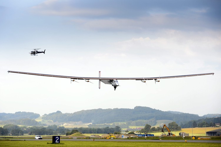 Nowy eksperymentalny samolot 'Solar Impulse 2' podczas pierwszego lotu na testach w bazie Payerne w Szwajcarii. fot. EPA/LAURENT GILLIERON Dostawca: PAP/EPA. (7)