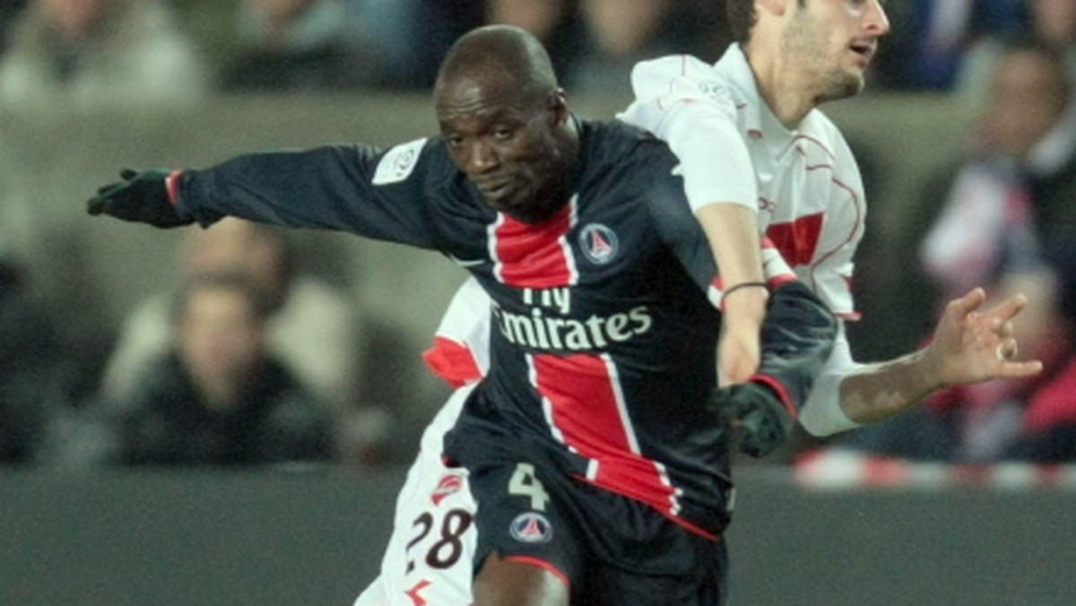 Hiszpański dziennik "AS" obwieścił, że pomocnik Paris St Germain, Claude Makelele, po zakończeniu sezonu zawiesi piłkarskie buty na kołku, by zostać dyrektorem sportowym paryskiego klubu. - To kompletna bzdura - odparowuje piłkarz.