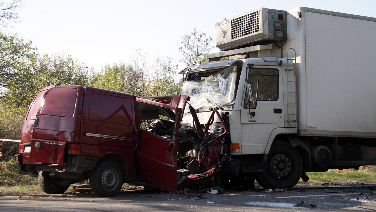 Biegli przeprowadzili oględziny obydwu samochodów uczestniczących w wypadku w Nowym Mieście, w którym zginęło 18 osób. Wyniki znane będą za około dwa tygodnie - powiedziała rzeczniczka Prokuratury Okręgowej w Radomiu Małgorzata Chrabąszcz.