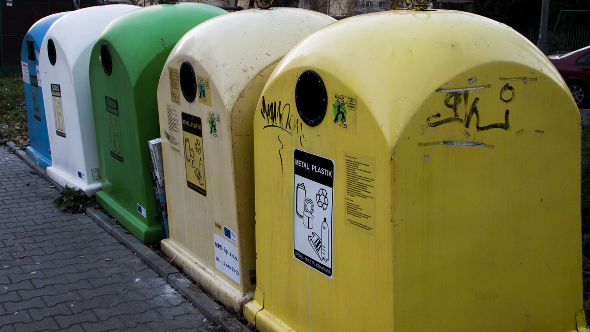 Rada miasta w Mogilnie zadecyduje o wzroście cen za wywóz śmieci. Burmistrz przedstawił propozycję wyższych stawek - odpowiednio 9 zł miesięcznie od osoby za śmieci segregowane i 18 za niesegregowane. Podwyżki motywowane są wzrostem produkcji śmieci o 40 proc. w stosunku do roku 2012, podaje "Gazeta Pomorska".
