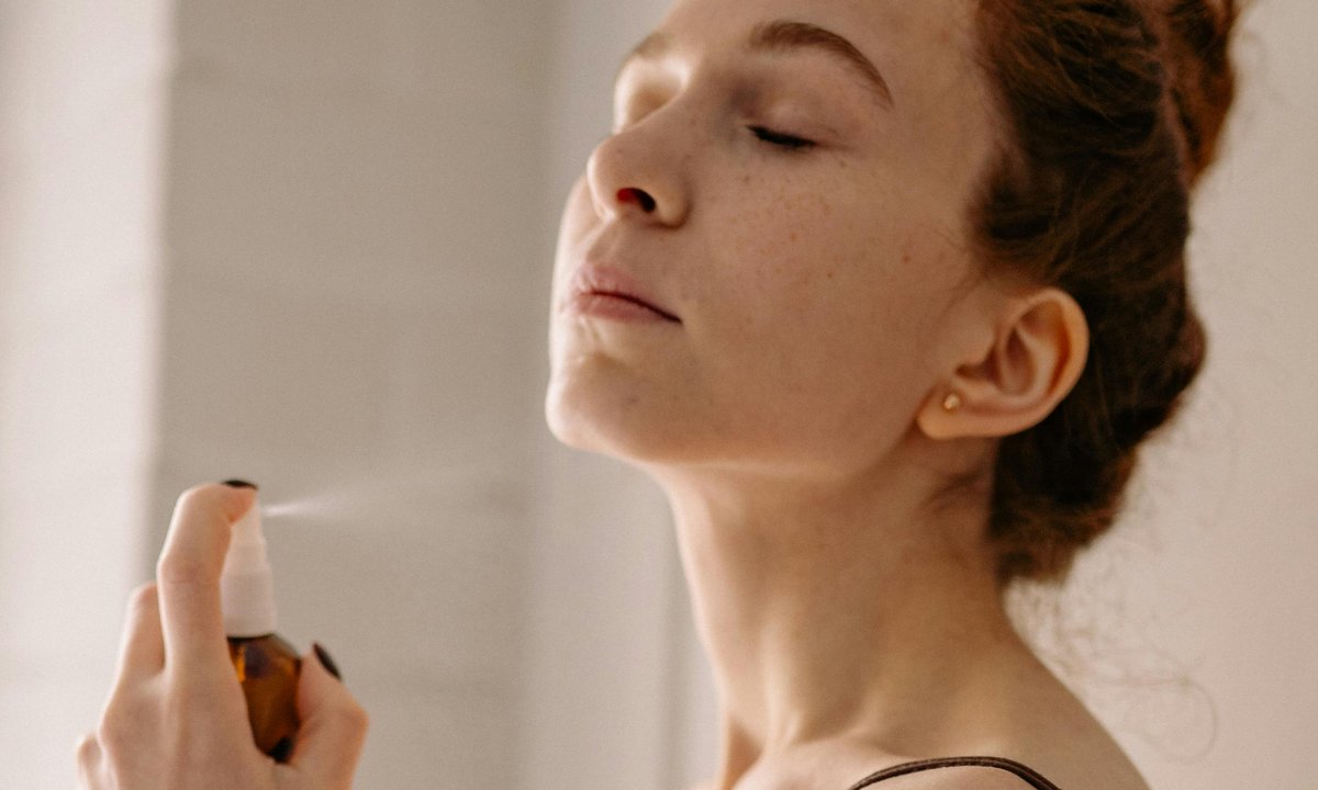 Trzy kosmetyki w formie mgiełki, które musisz znać. Nie tylko do twarzy