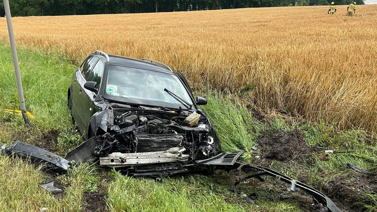 Poważne zderzenie motocykla z autem. Dwie osoby w ciężkim stanie