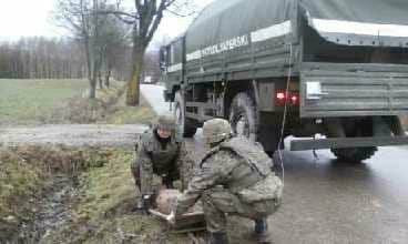 Saperzy podczas pracy na miejscu zdarzenia