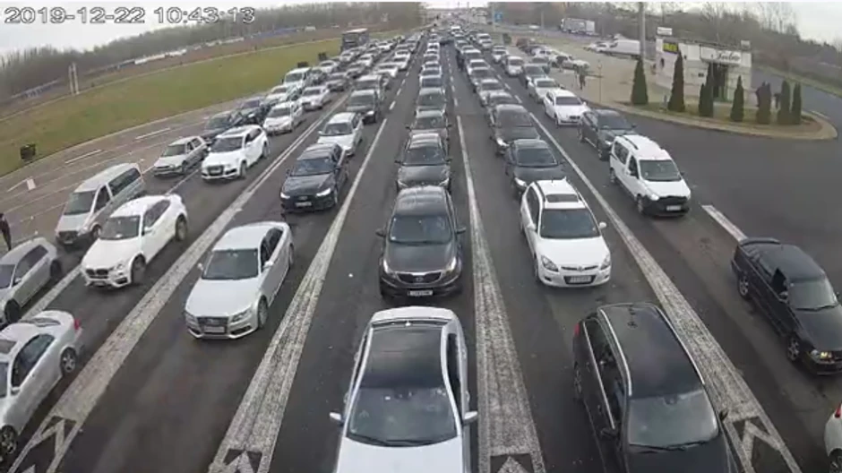 Na Horgošu na ulasku u Srbiju putnici čekju oko sat vremena