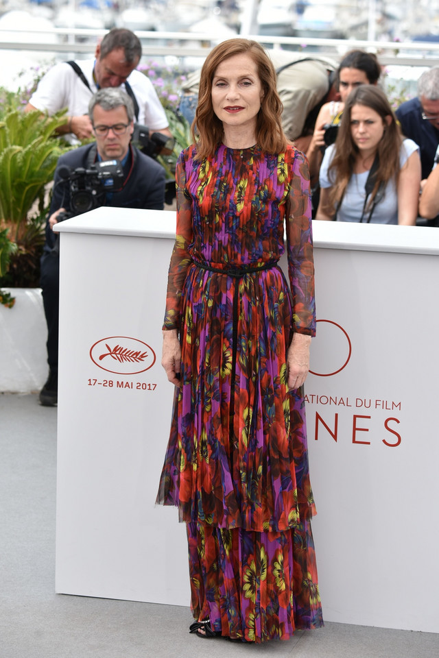 Isabelle Huppert w kolorowej stylizacji na sesji w Cannes