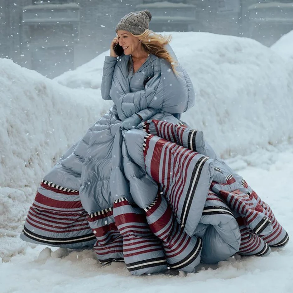 Kreacija koja liči na prekrivač, marke Monkler, koju Keri nosi u drugoj sezoni I tek tako izazvala je slične reakcije | Foto: Craig Blankenhorn/ Max