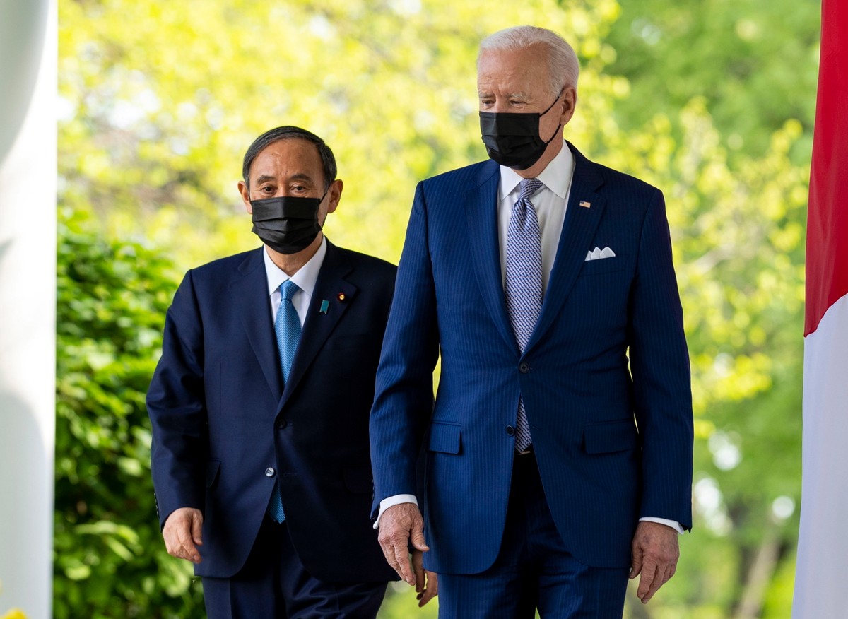Premier Suga był pierwszym zagranicznym przywódcą, którego do Waszyngtonu zaprosił Biden. Prezydent USA chciał w ten sposób podkreślić kluczową rolę, jaką Japonia odgrywa w jego strategii wobec Państwa ŚrodkaDostawca: PAP/EPA.