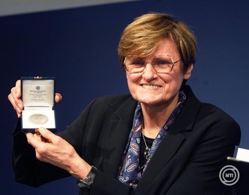 Markus Müller a Bécsi Orvosi Egyetem rektora (b) és Christoph Huber az egyetem tanácsnoka (j) díszdoktori címet ad át Karikó Katalin Nobel-díjas biokémikusnak (k) a Bécsi Általános Kórház és Egyetemi Oktató Kórház előadótermében, ahol a Bécsi Orvostudományi Egyetem Semmelweis-érmével is kitüntették Karikó Katalint 2025. május 19-én.